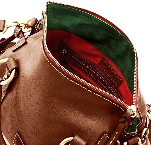 Elegante borsa a mano donna nera, con texture sofisticata, versatile per ogni occasione quotidiana.
