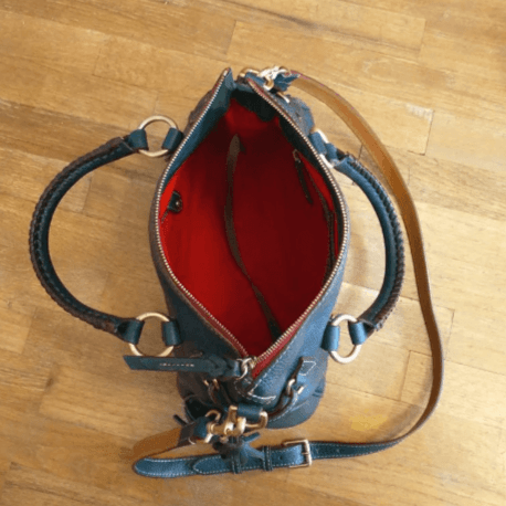 Borsa a mano capiente da donna, nera, ideale per l'uso quotidiano; un accessorio moda elegante e pratico.