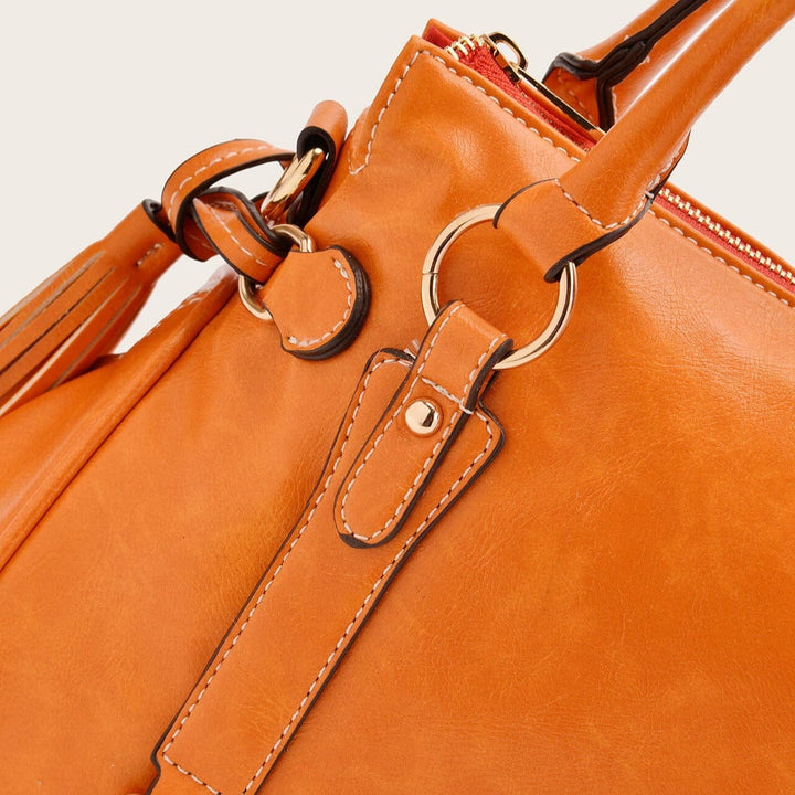 Dettaglio manici di borsa a mano donna nera, design elegante e capiente per un accessorio moda versatile.