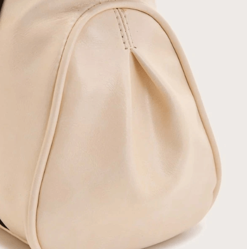 Chiusura sicura ed elegante su borsa a mano capiente donna, accessorio versatile per il quotidiano.