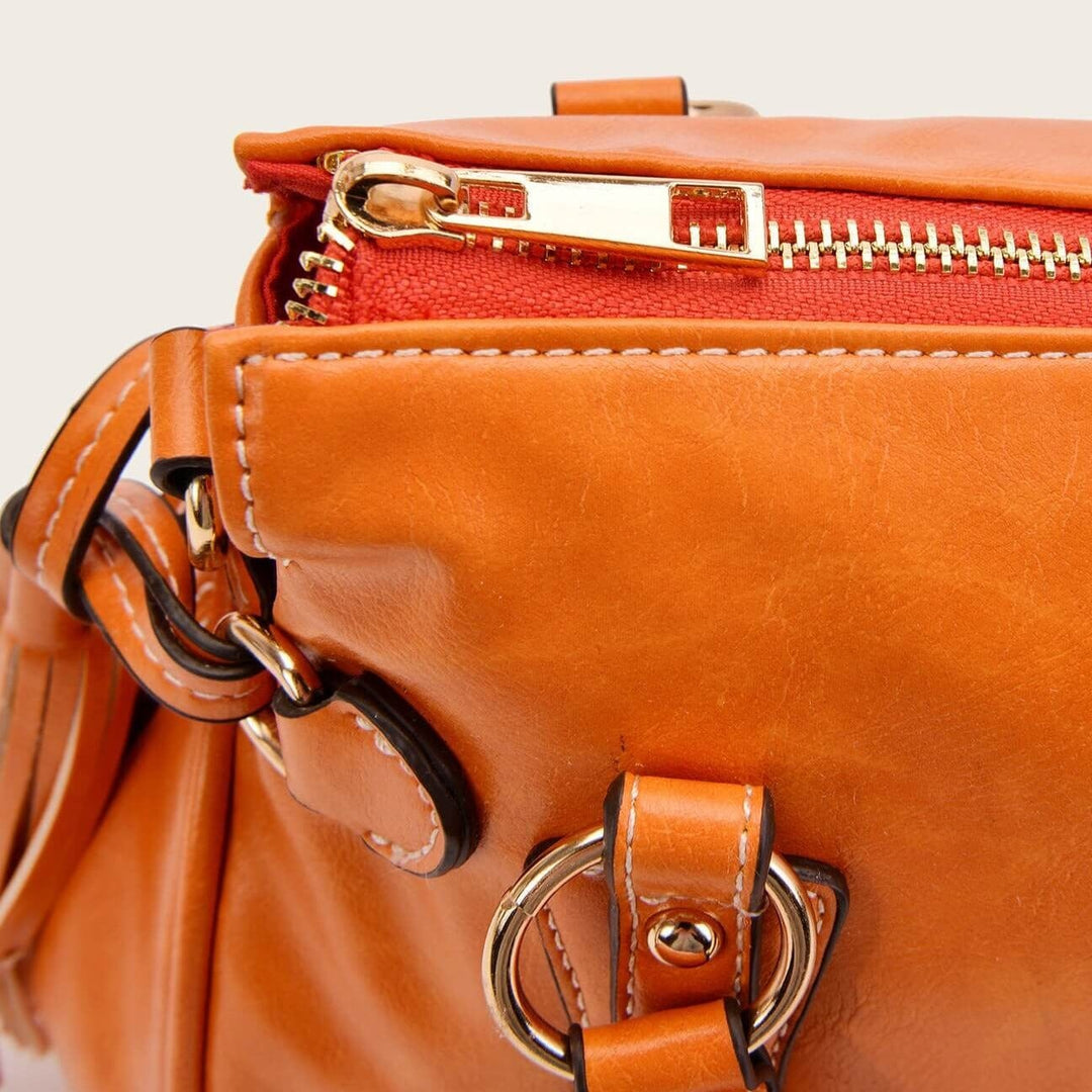 Borsa a mano capiente donna, nera, tenuta in mano; eleganza versatile, accessorio moda essenziale quotidiano.