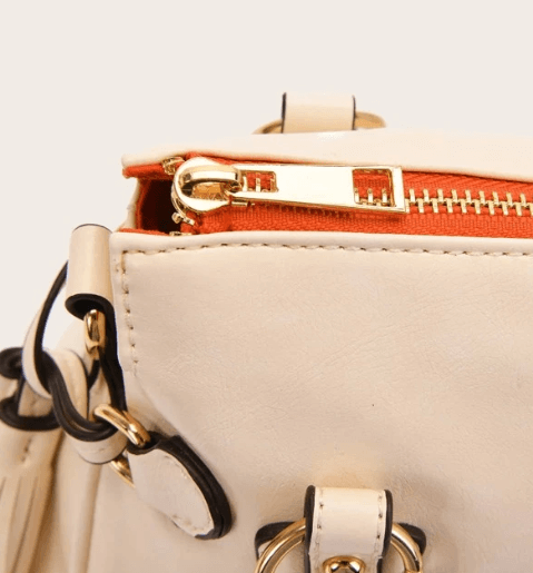 Borsa a mano donna nera, accessoriata, capiente e versatile, eleva ogni look quotidiano con eleganza.