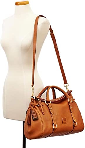 Interno spazioso borsa a mano donna nera, capiente e versatile, accessorio moda elegante e pratico.