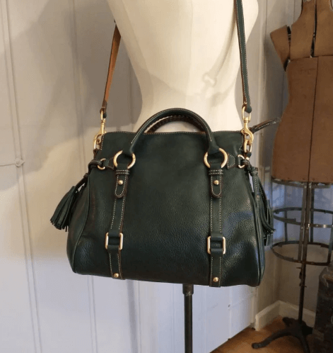 Dettaglio logo su borsa a mano donna nera, accessorio moda elegante e capiente, versatile quotidiano.