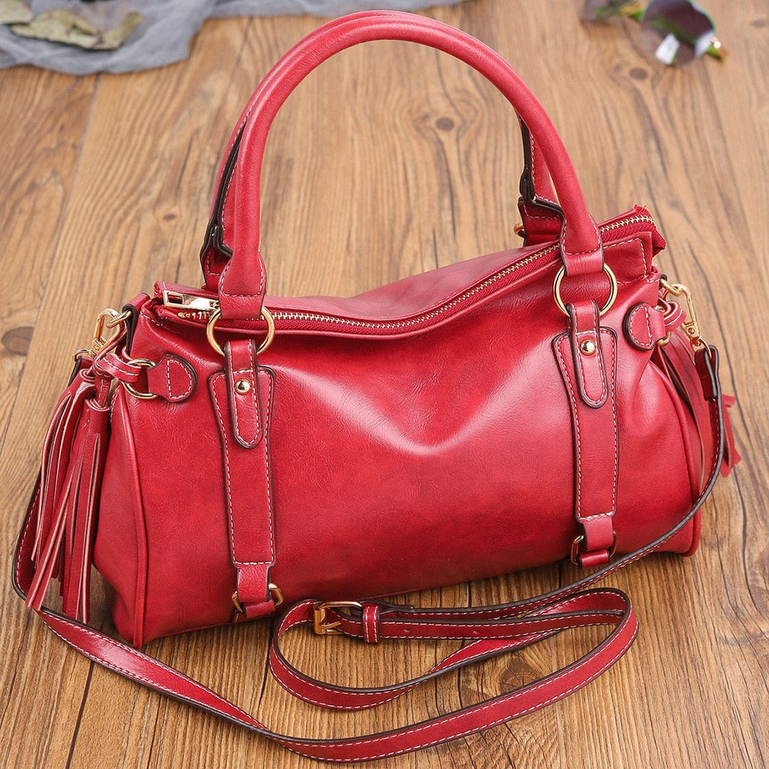 Borsa a mano capiente donna, nera, in angolazione; accessorio moda elegante e versatile per ogni giorno.