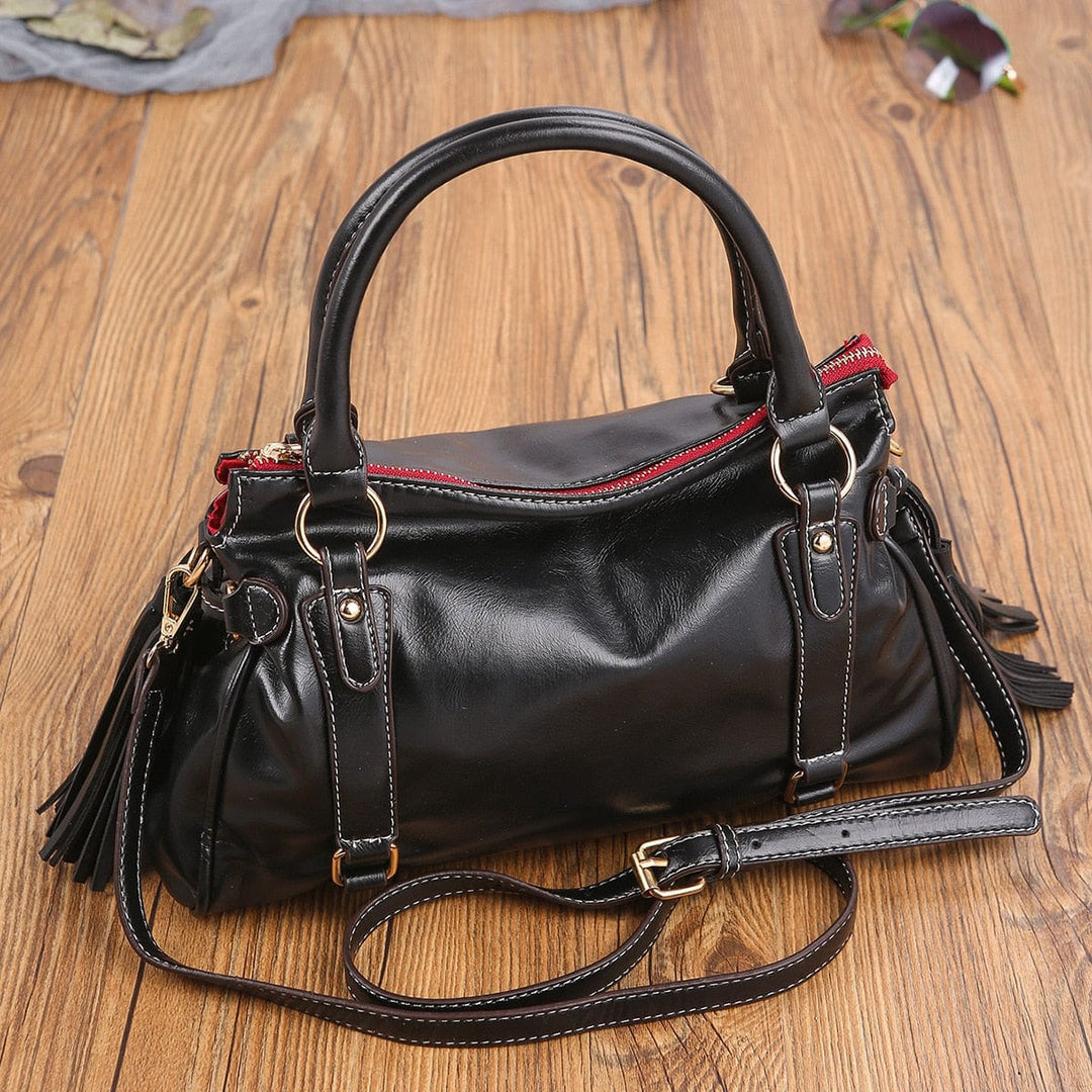 Vista frontale borsa a mano donna nera, capiente e versatile, accessorio moda elegante per il quotidiano.