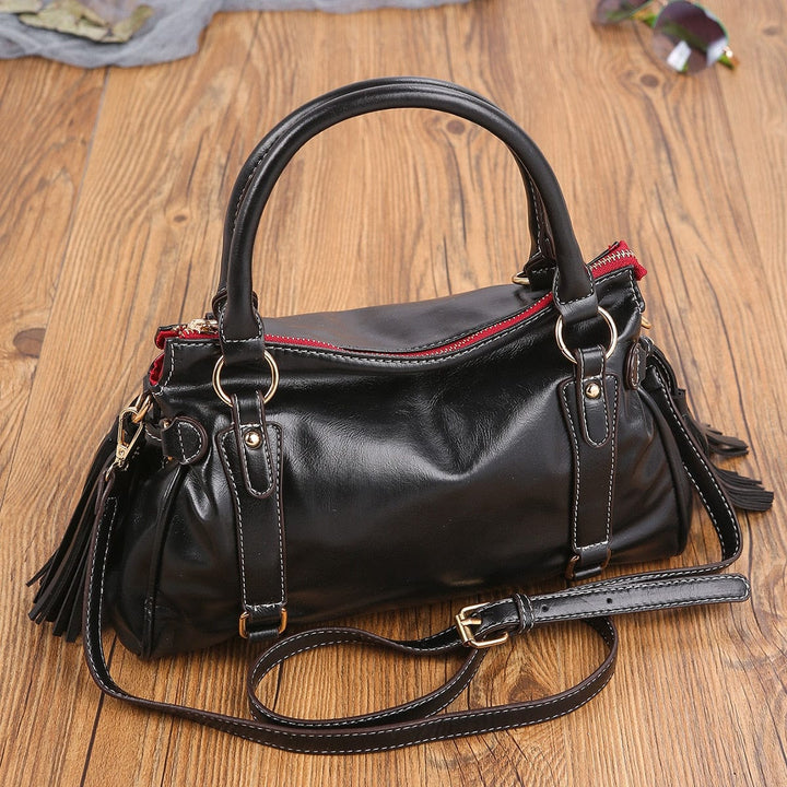 Vista frontale borsa a mano donna nera, capiente e versatile, accessorio moda elegante per il quotidiano.