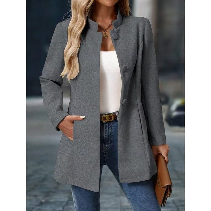 Cappotto invernale donna, caldo ed elegante. Design a collo alto e vestibilità sfiancata per stile e comfort.