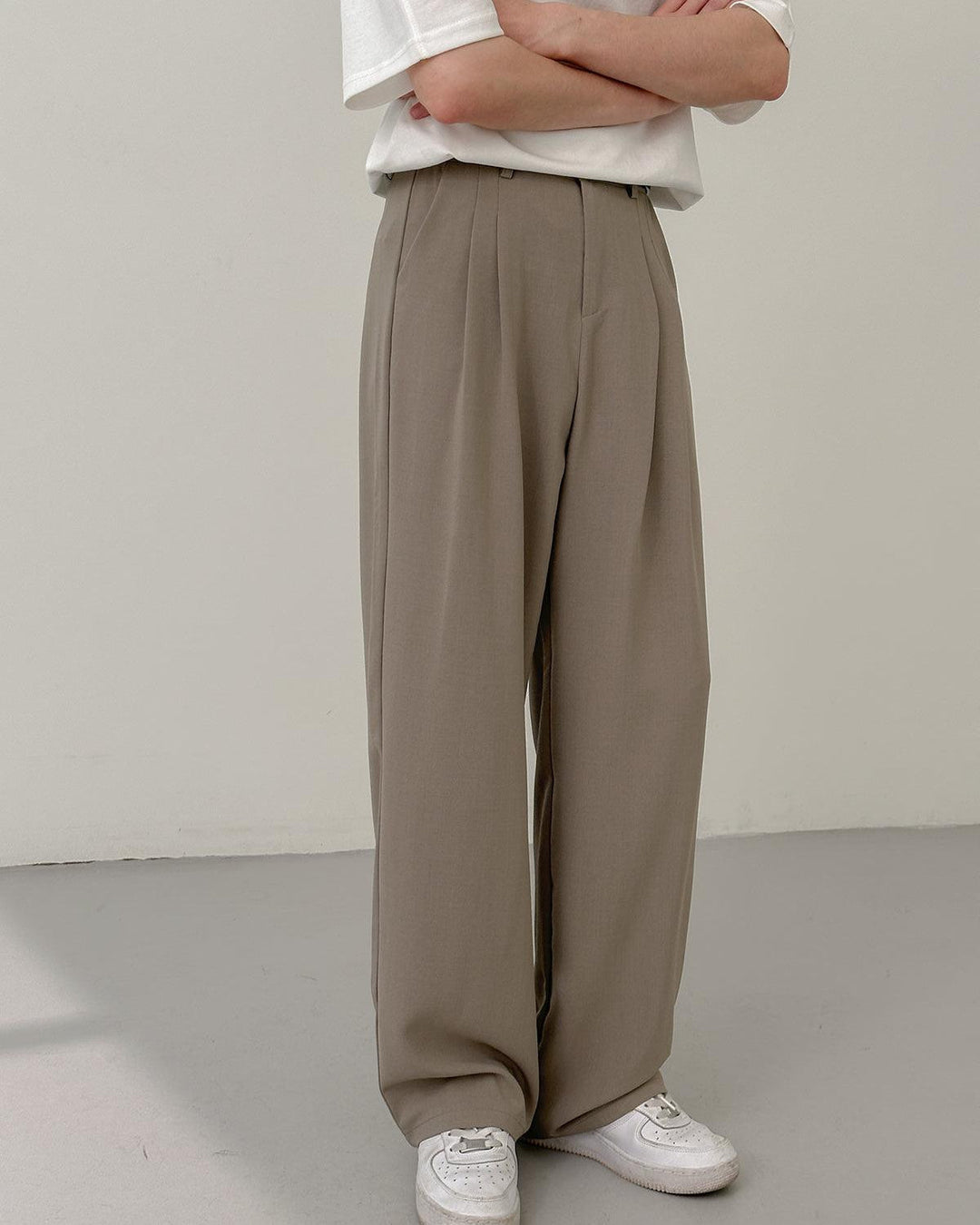 Pantaloni uomo eleganti per ufficio, taglio dritto, design essenziale. Ideali per un look professionale e formale business.