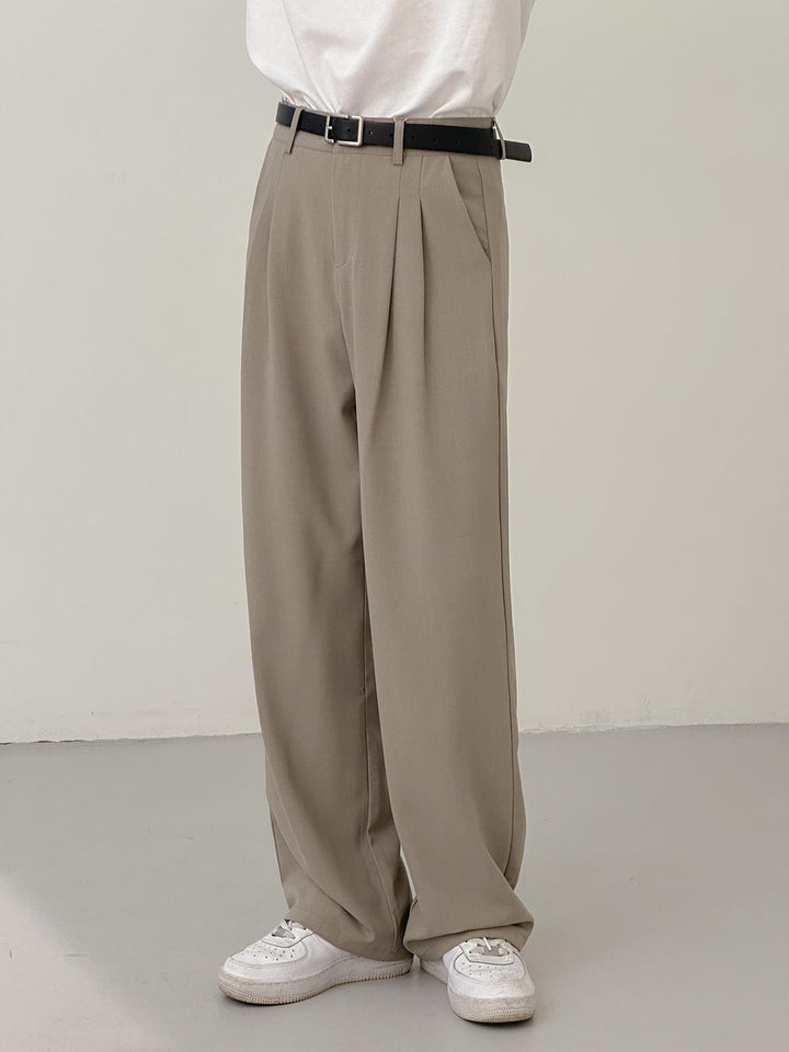 Pantaloni uomo a taglio dritto, perfetti per l'ufficio. Look professionale ed elegante, ideali per la moda business maschile.