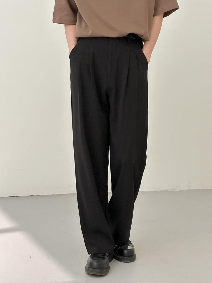 Pantaloni uomo formali, linea dritta. Perfetti per outfit business e occasioni professionali. Un classico essenziale.