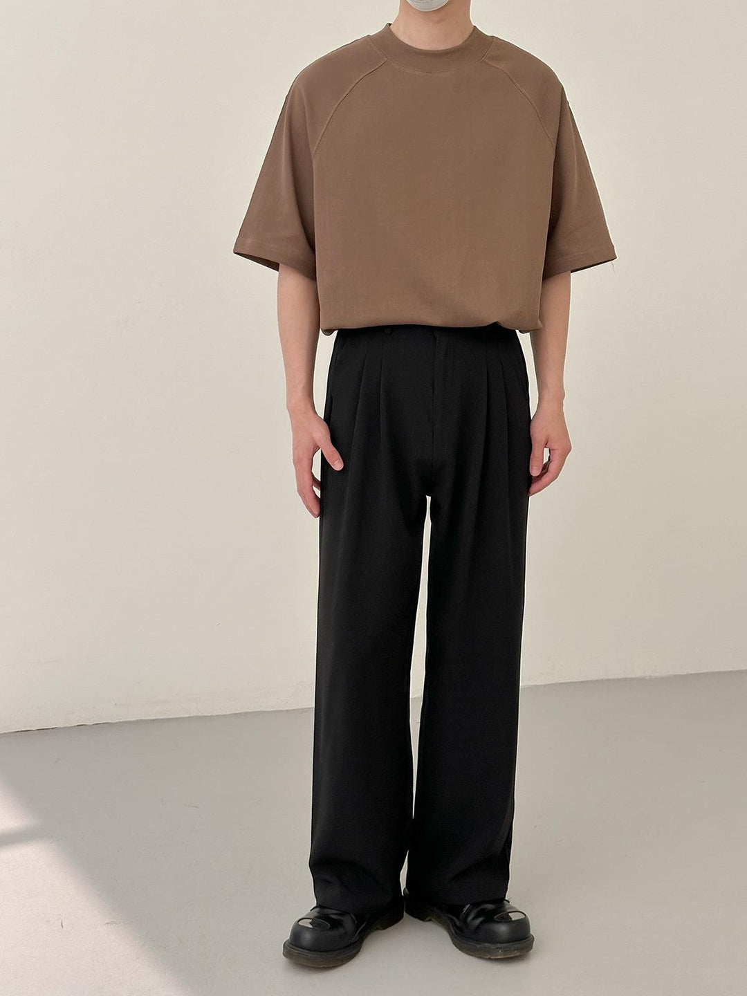 Pantaloni uomo con design essenziale, linea dritta. Ideali per look formali, business e professionali in ogni stagione.