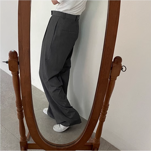 Pantaloni neri da uomo a gamba larga con pince, ideali per un look business rilassato o casual chic moderno.