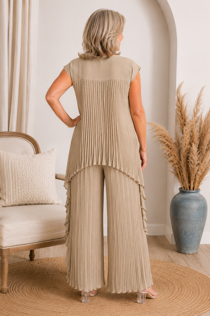 Completo donna con top asimmetrico e pantaloni larghi plissettati. Stile unico e look elegante per la bella stagione.