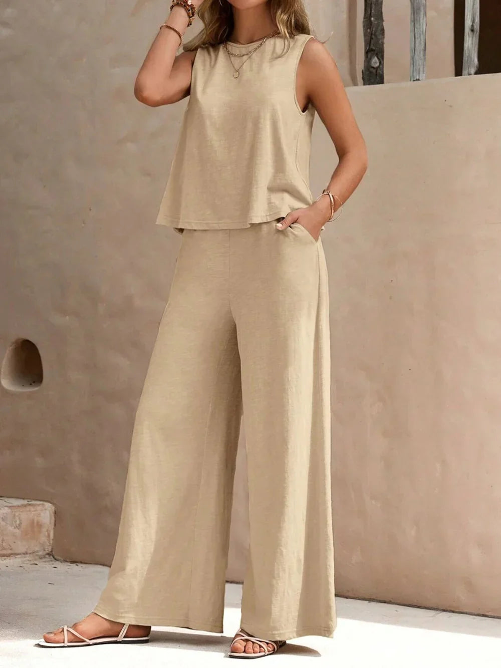 Modella indossa completo estivo donna due pezzi: top e pantaloni. Outfit casual elegante, perfetto per la moda estiva.