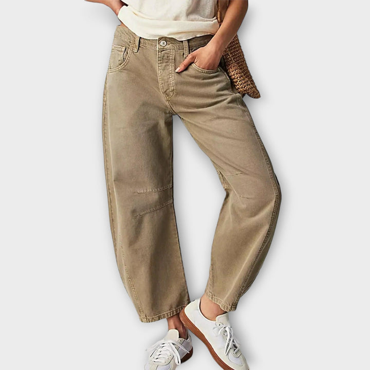 Jeans beige a gamba larga da donna, vita alta. Un capo essenziale e versatile per il guardaroba casual.
